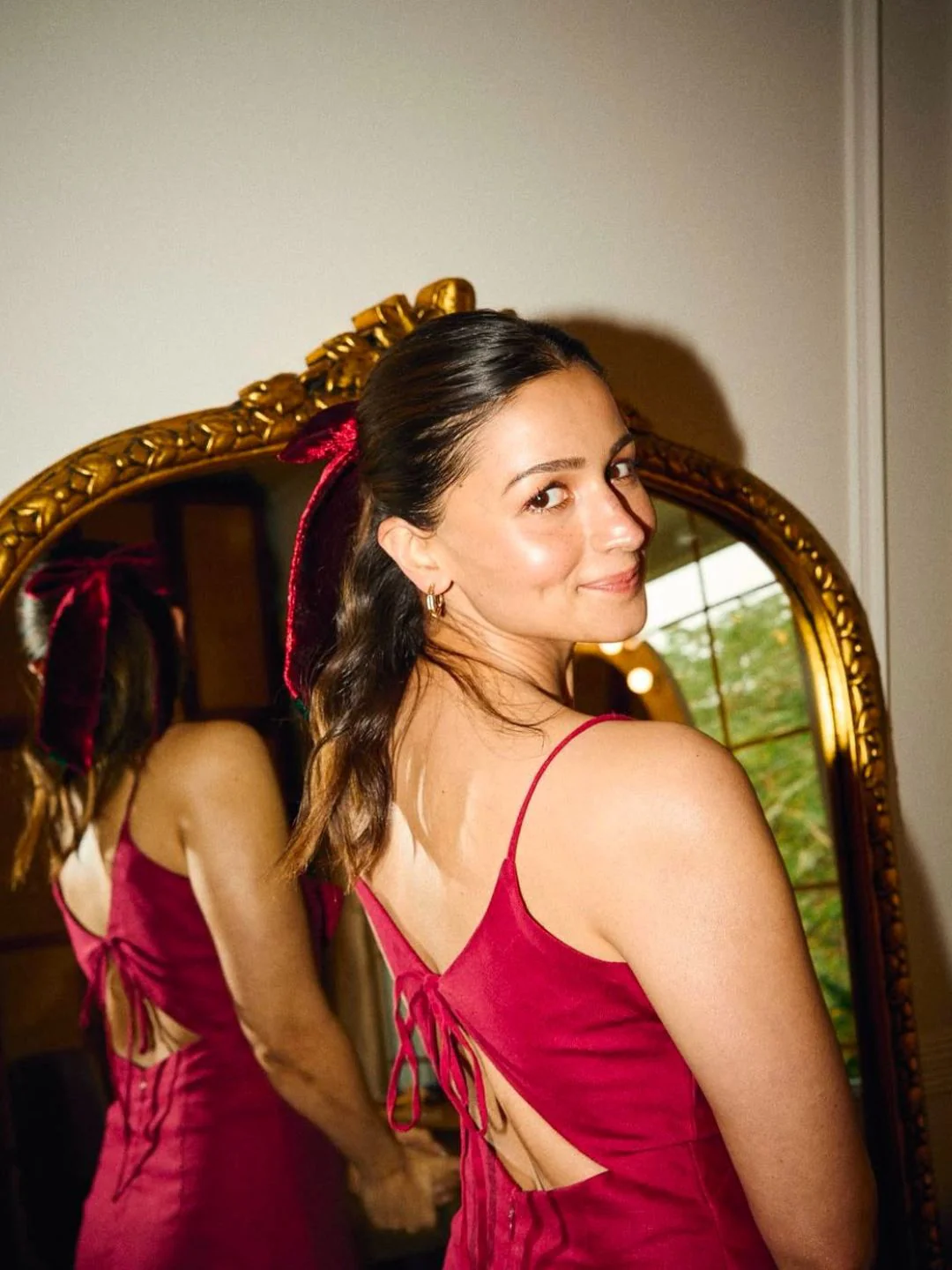 Alia Bhatt's Maroon Velvet Hair Bow - Celebrity Style Accessory - Image 2