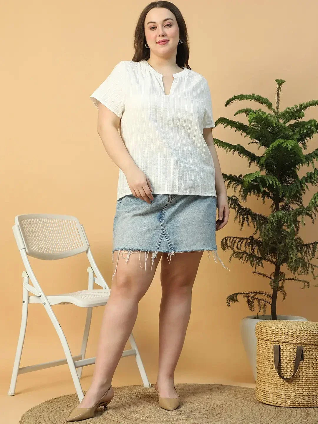 Brillant White V-Neck Short Sleeve Plus Size Women Cotton Top - Image 2