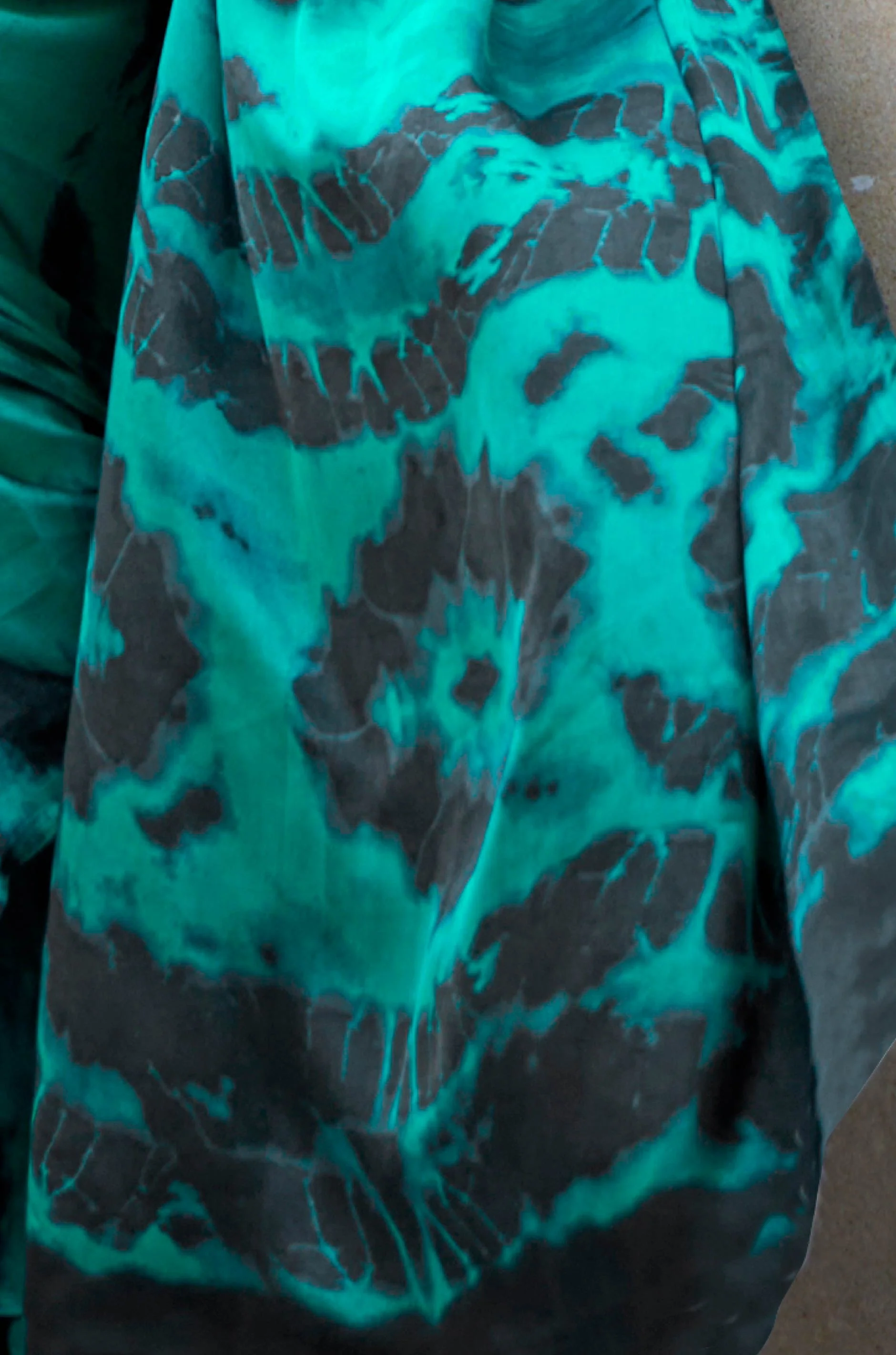 Green And Black Digital Print Satin Crepe Saree - Image 2