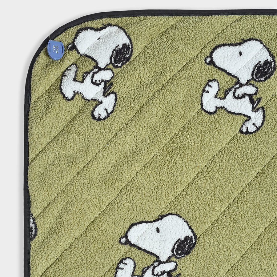 Peanuts™ Knitted Nap Quilt - Image 5