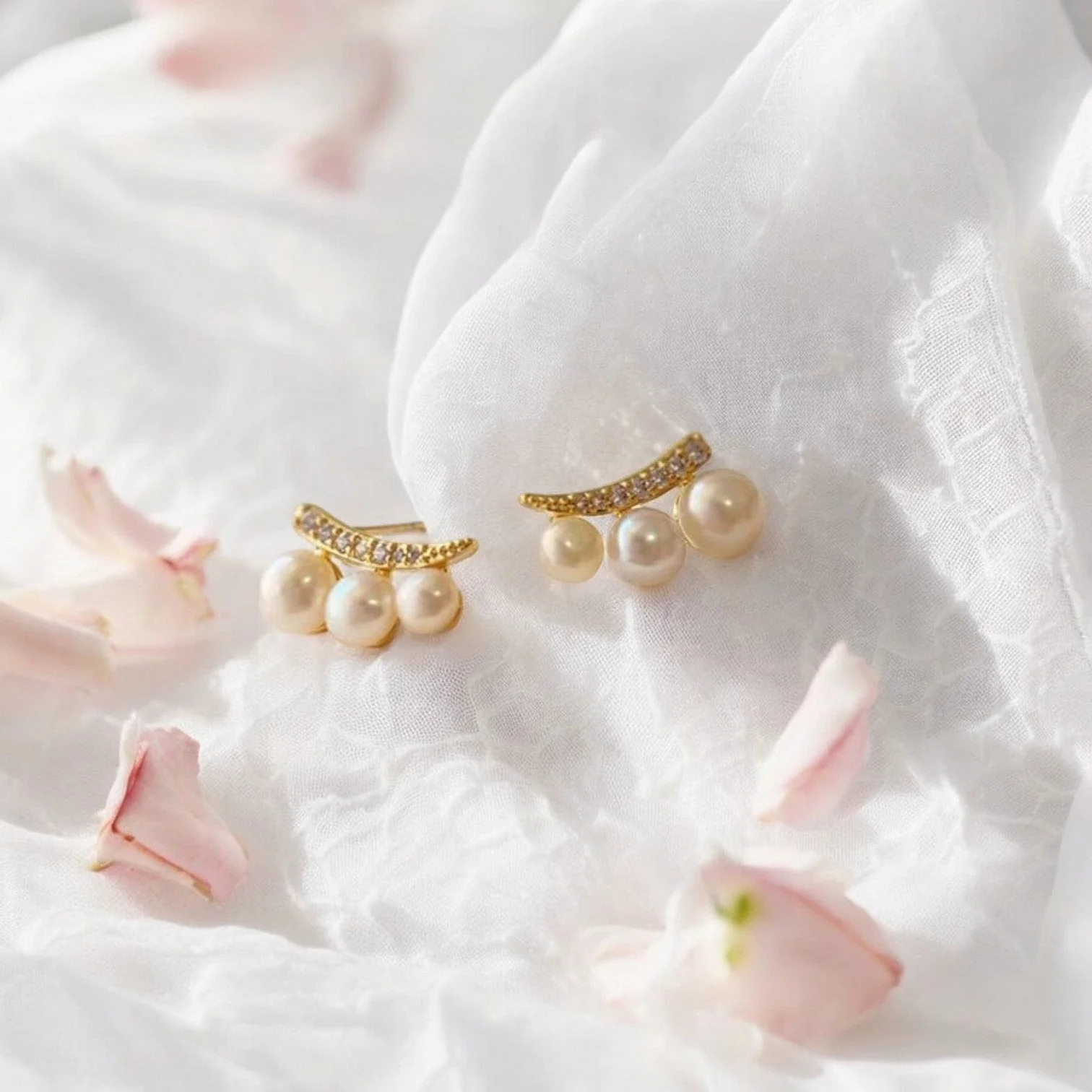 Pretty Women White Pearl Stud Earring - Image 5