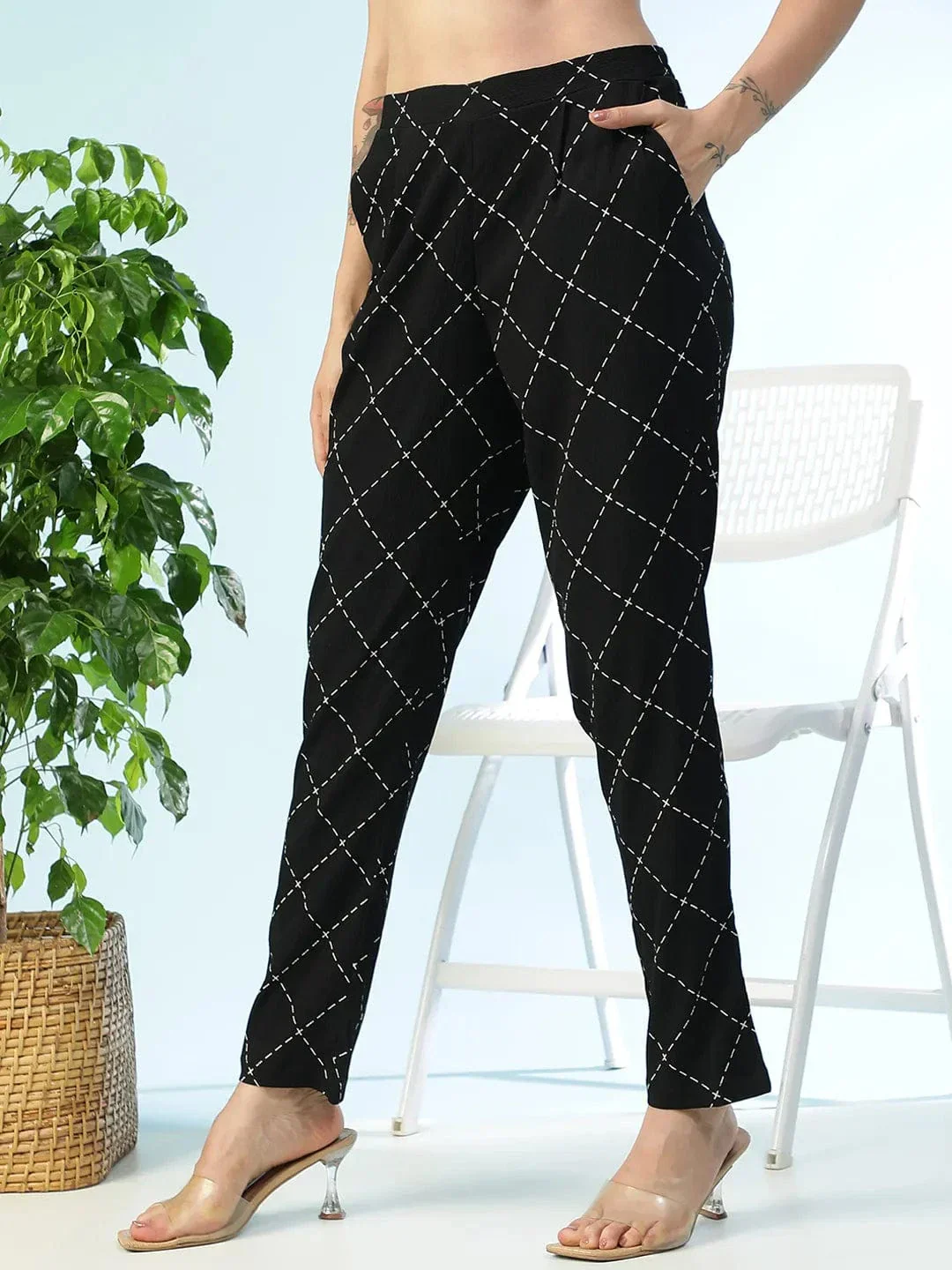 Serving Black Printed Elasticated Tapered Fit Narrow Linen Women Pant - Image 3