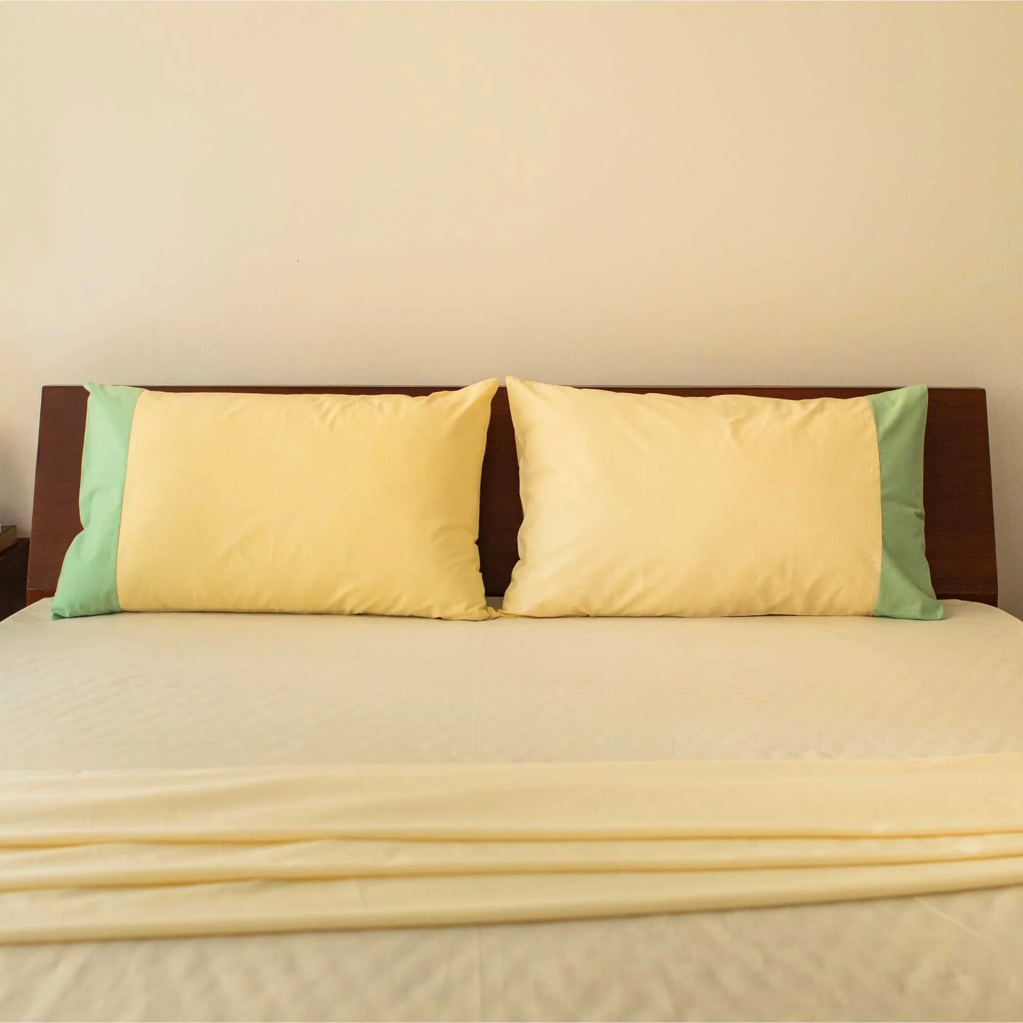 Solid Colour 100% Cotton, 270 Tc King Bedsheet With 2 Colour Accent Pillow Covers