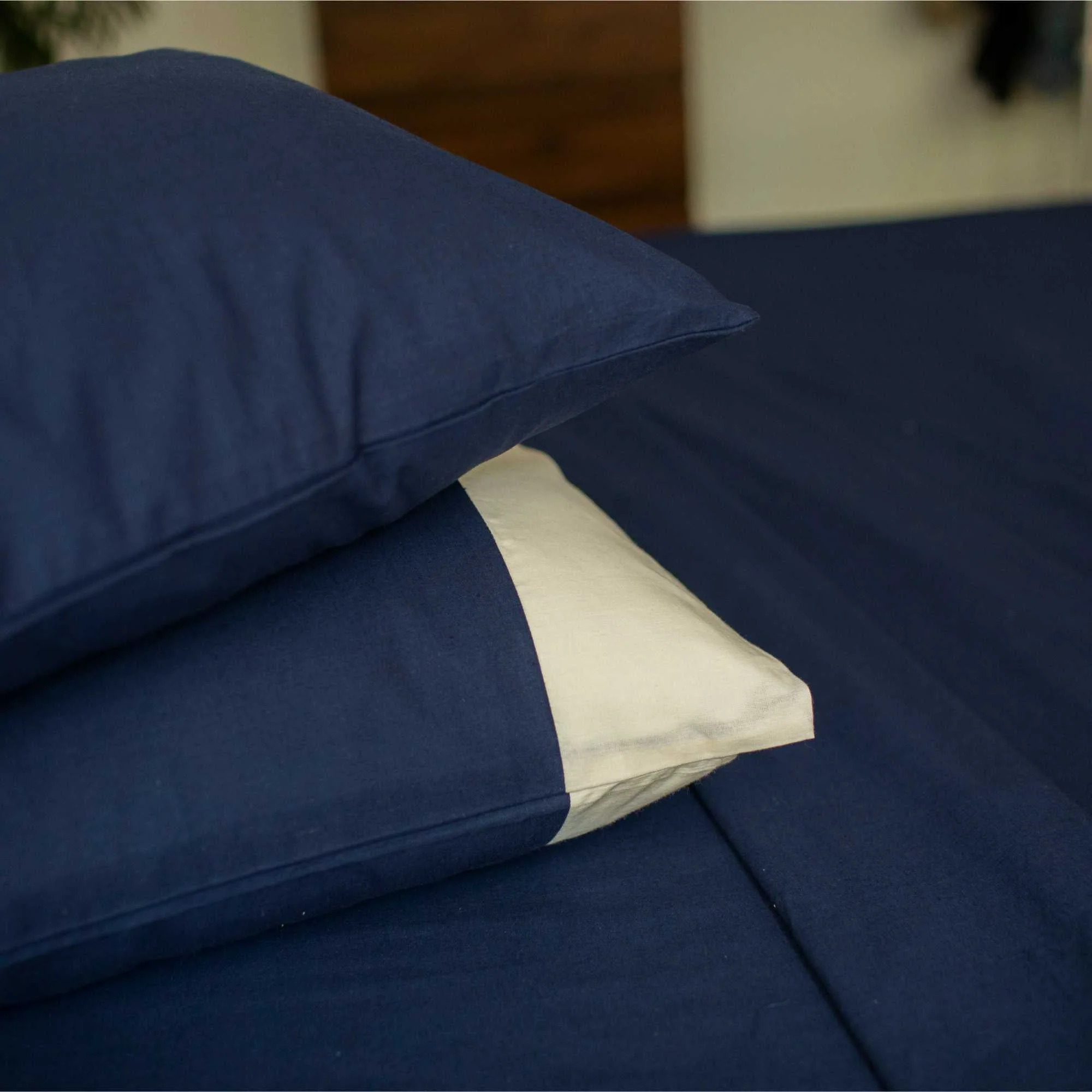Solid Colour 100% Cotton, 270 Tc King Bedsheet With 2 Colour Accent Pillow Covers - Image 16