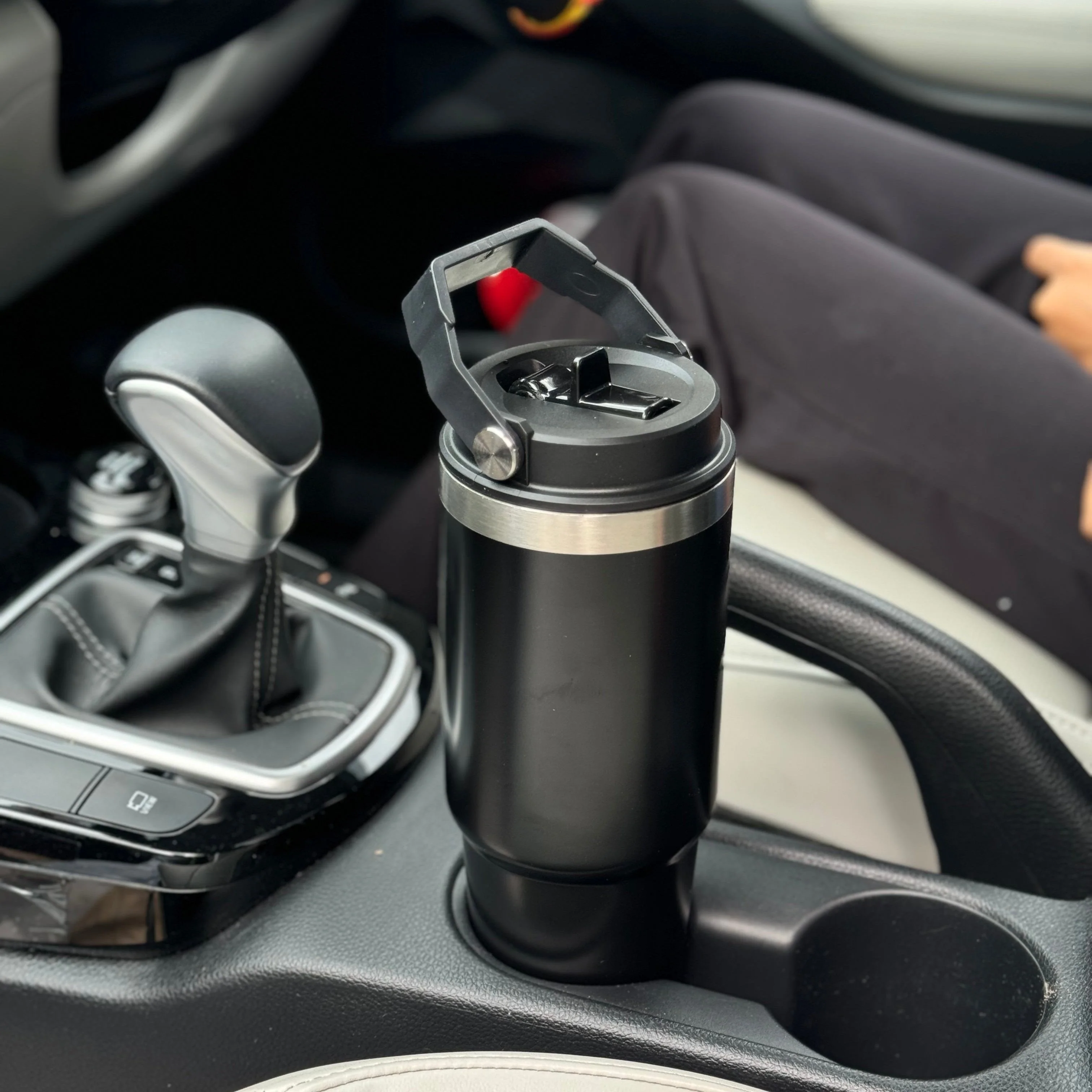 Stan: 900ml Leakproof & Insulated Stainless Steel Tumbler with Handle, Straw & Double-Wall Design for Hot & Cold Drinks - Image 6