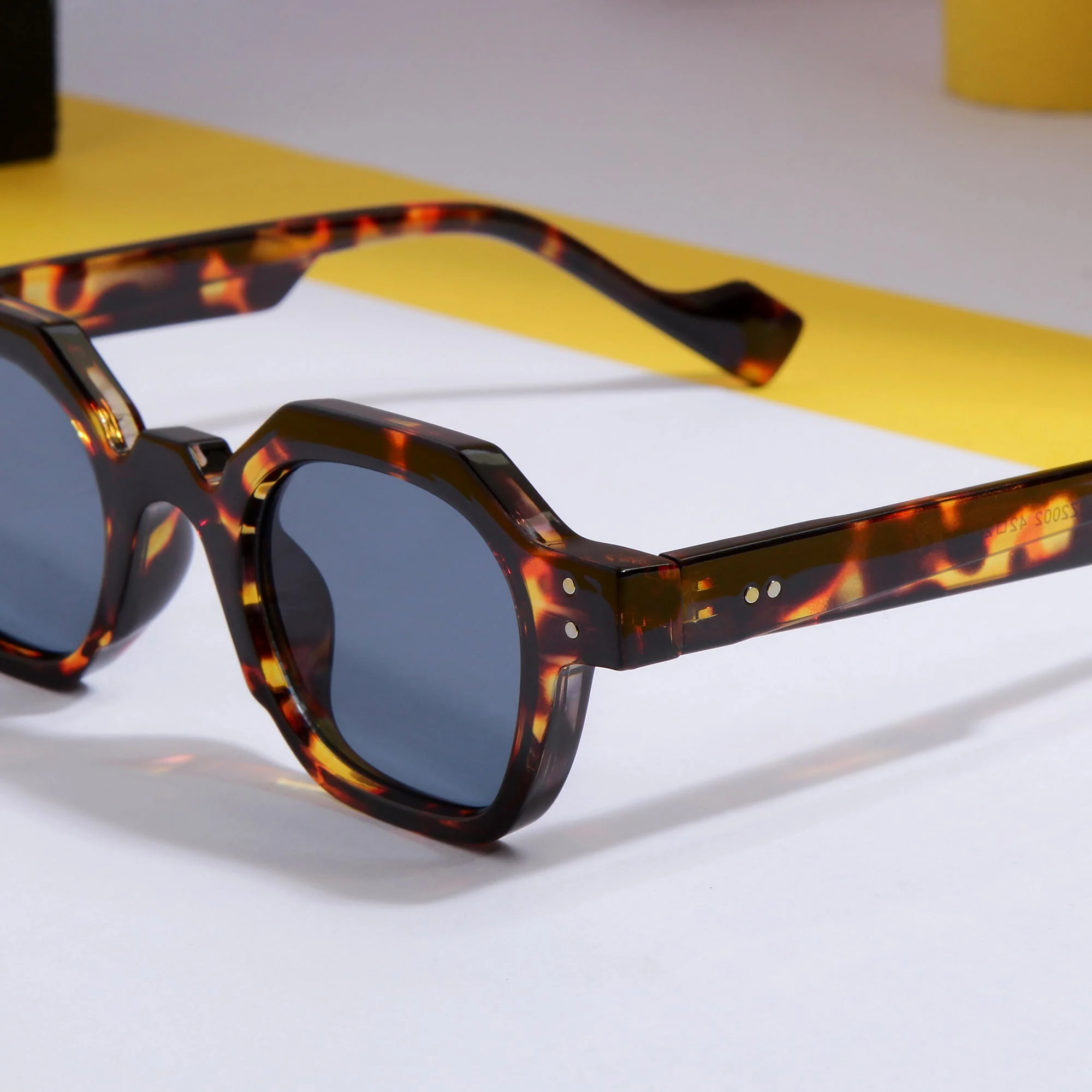 To. Brown Black SZ 2002 Round Sunglasses - Image 2