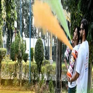 Tota Thunder Single tJet Holi Colour Cloud Gadget-Two Colors One Time Use Holi Cylinder - 4 Kg Natural and Herbal Gulal for Holi and Photoshoots - Image 4