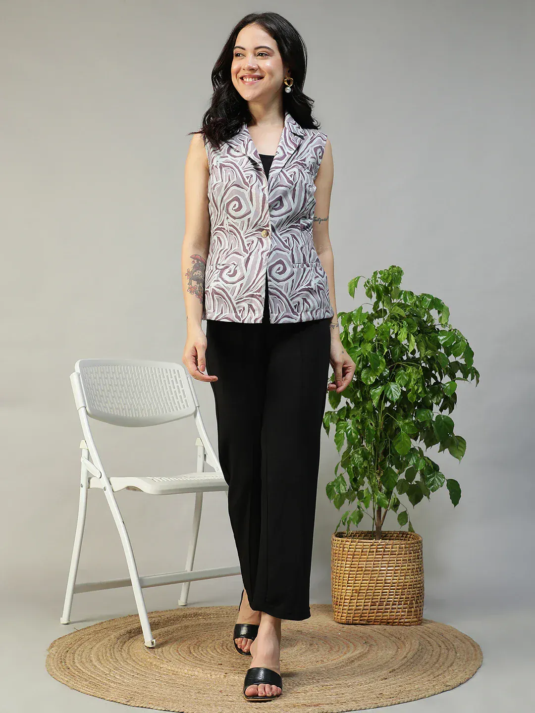 Women Abstract Print Sleeveless Blazer with Open Collar & Pockets - Image 3
