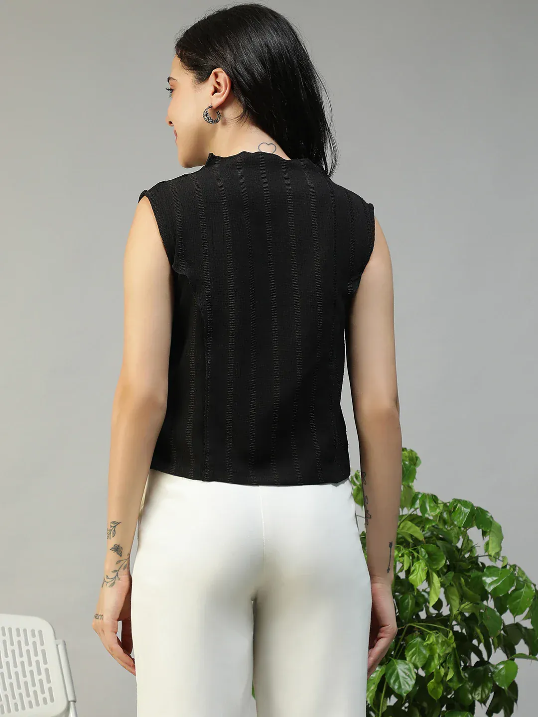 Women Black Round Neck Sleeveless Top With Side Zip Closure - Image 4