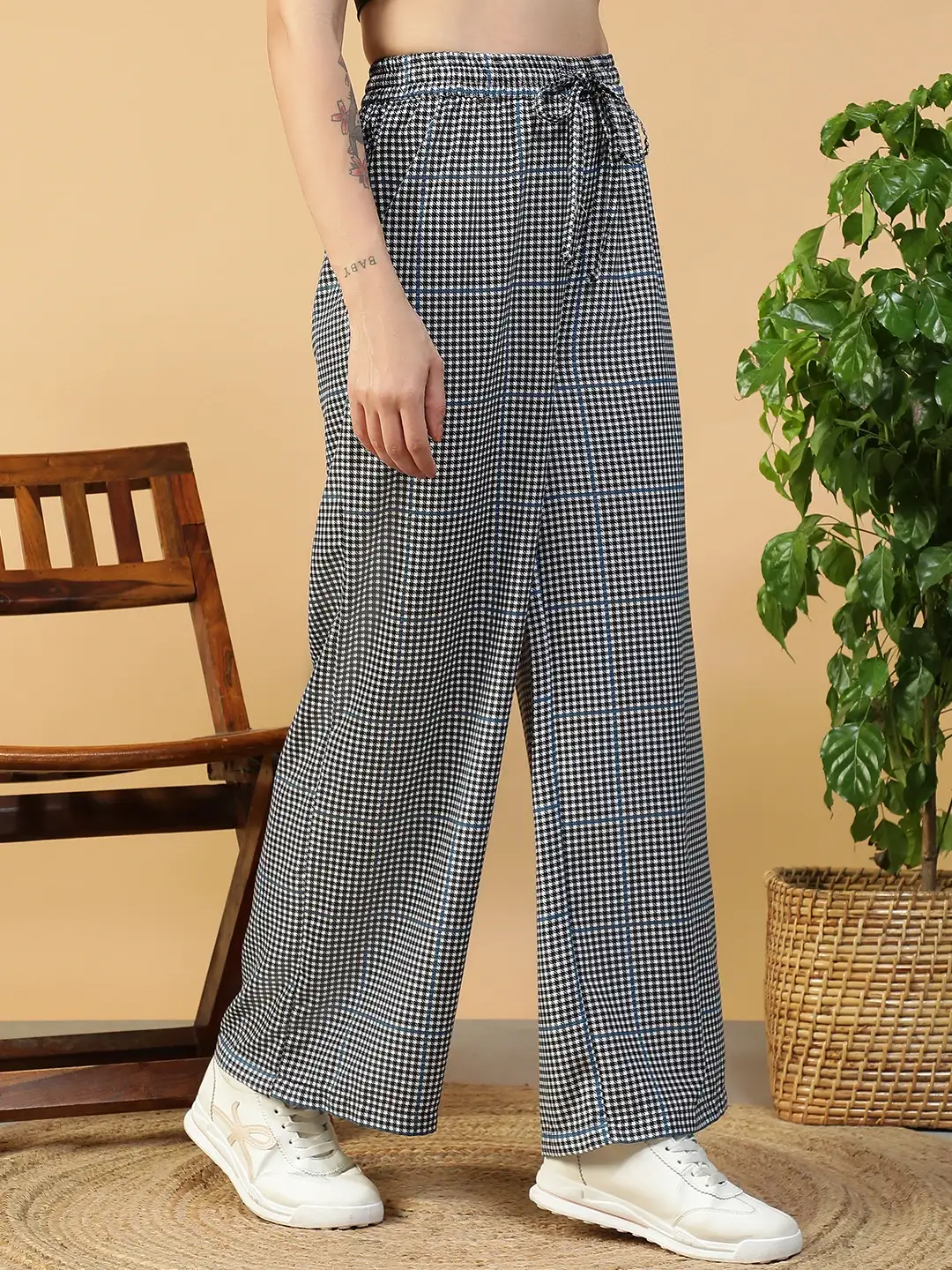 Women Black & White Check Print Full Length Pants with Side Pockets - Image 4